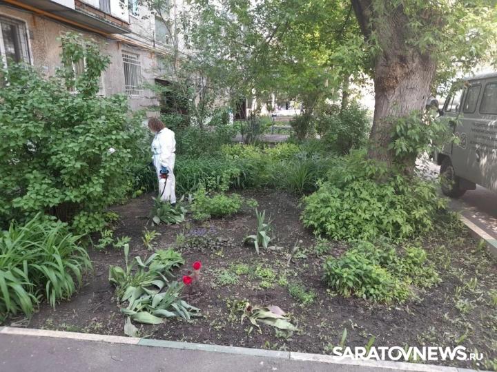 После прорыва коллектора в Энгельсе дезинфицируют дворы на улице Полтавской После прорыва коллектора в Энгельсе дезинфицируют дворы на улице Полтавской