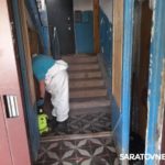 После прорыва коллектора в Энгельсе дезинфицируют дворы на улице Полтавской После прорыва коллектора в Энгельсе дезинфицируют дворы на улице Полтавской