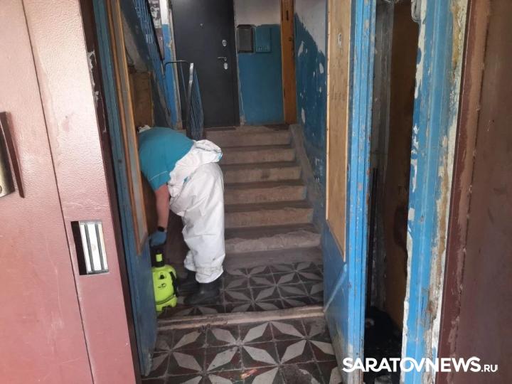 После прорыва коллектора в Энгельсе дезинфицируют дворы на улице Полтавской После прорыва коллектора в Энгельсе дезинфицируют дворы на улице Полтавской