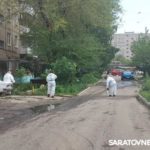 После прорыва коллектора в Энгельсе дезинфицируют дворы на улице Полтавской После прорыва коллектора в Энгельсе дезинфицируют дворы на улице Полтавской