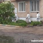 После прорыва коллектора в Энгельсе дезинфицируют дворы на улице Полтавской После прорыва коллектора в Энгельсе дезинфицируют дворы на улице Полтавской