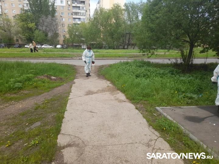 После прорыва коллектора в Энгельсе дезинфицируют дворы на улице Полтавской После прорыва коллектора в Энгельсе дезинфицируют дворы на улице Полтавской