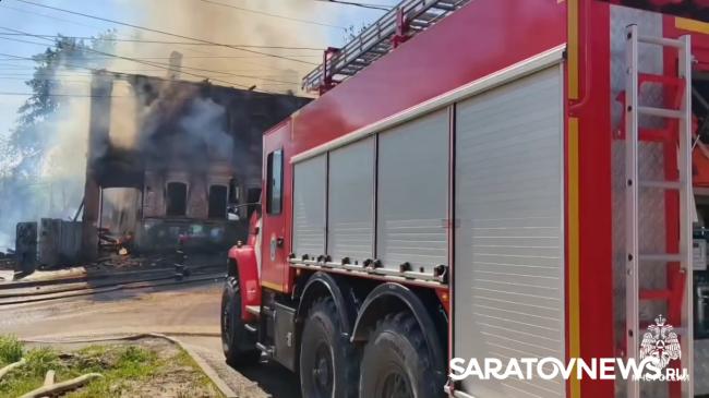 Семь пожарных расчетов тушат двухэтажку на Соборной в Саратове