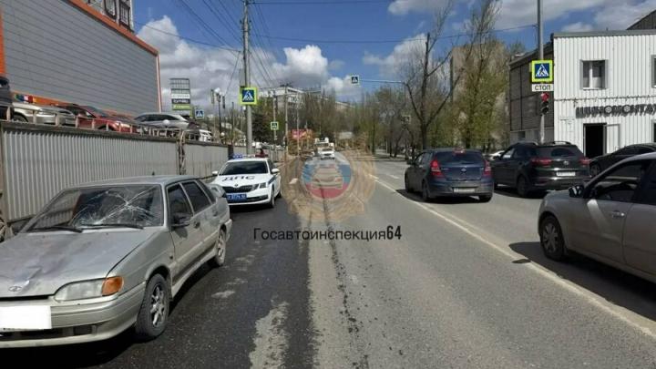 У ТЦ «Город» в Саратове «15-я» сбила женщину с ребёнком У ТЦ «Город» в Саратове «15-я» сбила женщину с ребёнком