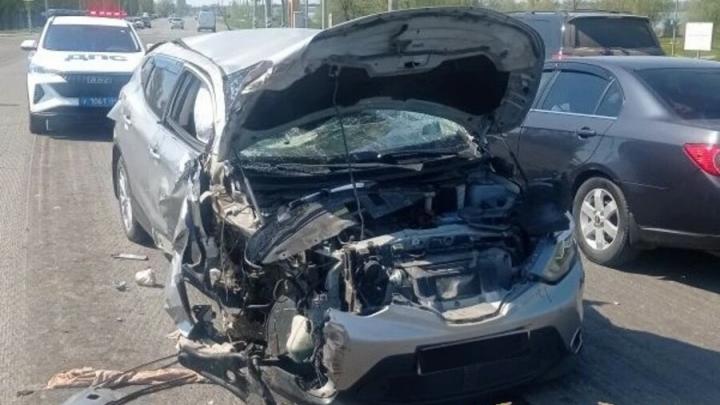 В Балакове водитель Nissan въехал в МАЗ и попал в больницу В Балакове водитель Nissan въехал в МАЗ и попал в больницу