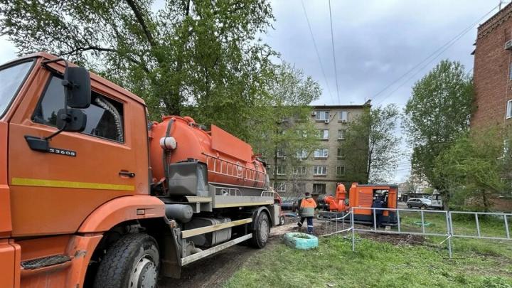 В Энгельсе на улице Менделеева готовят котлован для прокладки новой канализационной трубы В Энгельсе на улице Менделеева готовят котлован для прокладки новой канализационной трубы