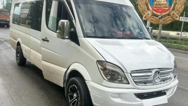 Микроавтобус Mercedes сбил мужчину в Саратове Микроавтобус Mercedes сбил мужчину в Саратове