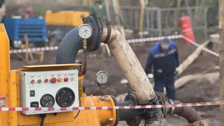Глава ЭМР провел рабочую планерку на месте аварии коллектора на улице Менделеева в Энгельсе Глава ЭМР провел рабочую планерку на месте аварии коллектора на улице Менделеева в Энгельсе