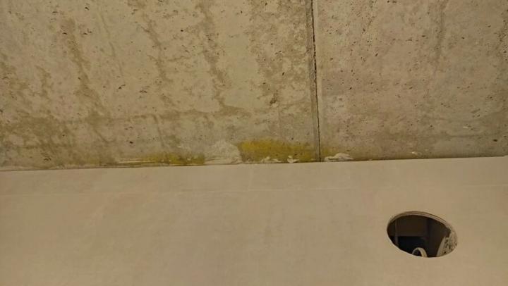В Саратове потолок рухнул в квартире спустя 8 лет после признания дома аварийным В Саратове потолок рухнул в квартире спустя 8 лет после признания дома аварийным