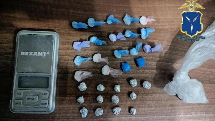 «Синтетическая» семейка: в Саратове задержана пара наркокурьеров «Синтетическая» семейка: в Саратове задержана пара наркокурьеров