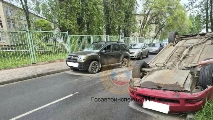 У больницы в Заводском районе Саратова перевернулась иномарка У больницы в Заводском районе Саратова перевернулась иномарка