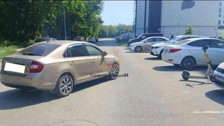В Саратове девушка на самокате попала под иномарку В Саратове девушка на самокате попала под иномарку