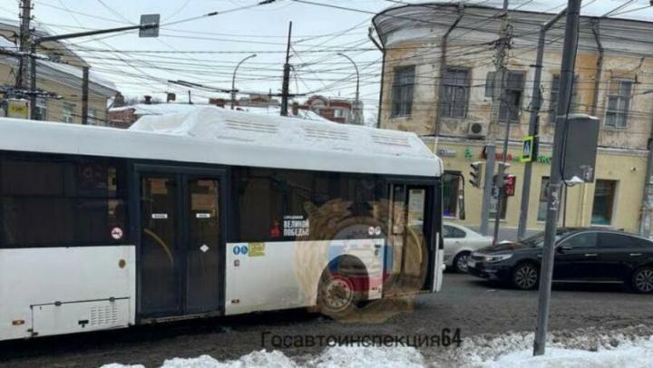 В Саратове водитель автобуса сбил женщину на «зебре»: полиция ищет очевидцев В Саратове водитель автобуса сбил женщину на «зебре»: полиция ищет очевидцев