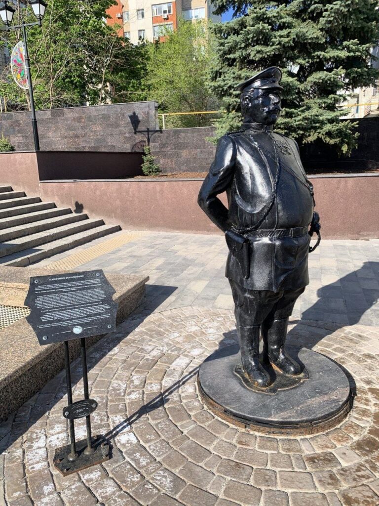 На ул.Октябрьской покрасили памятник Городовому