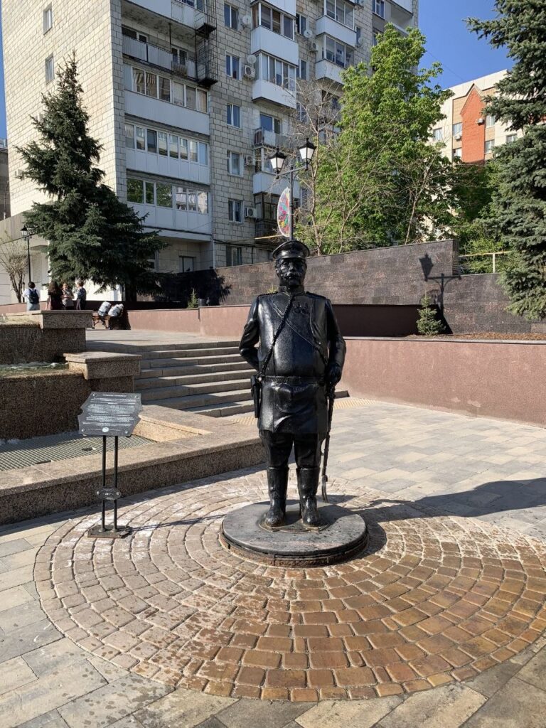 На ул.Октябрьской покрасили памятник Городовому На ул.Октябрьской покрасили памятник Городовому