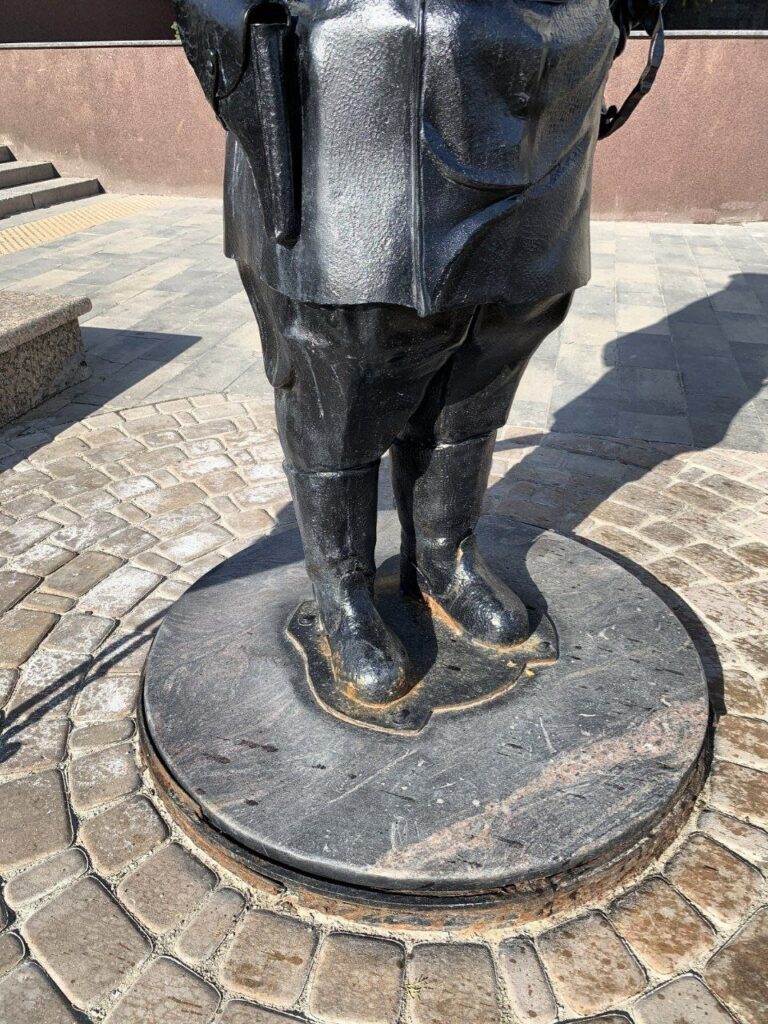 На ул.Октябрьской покрасили памятник Городовому На ул.Октябрьской покрасили памятник Городовому