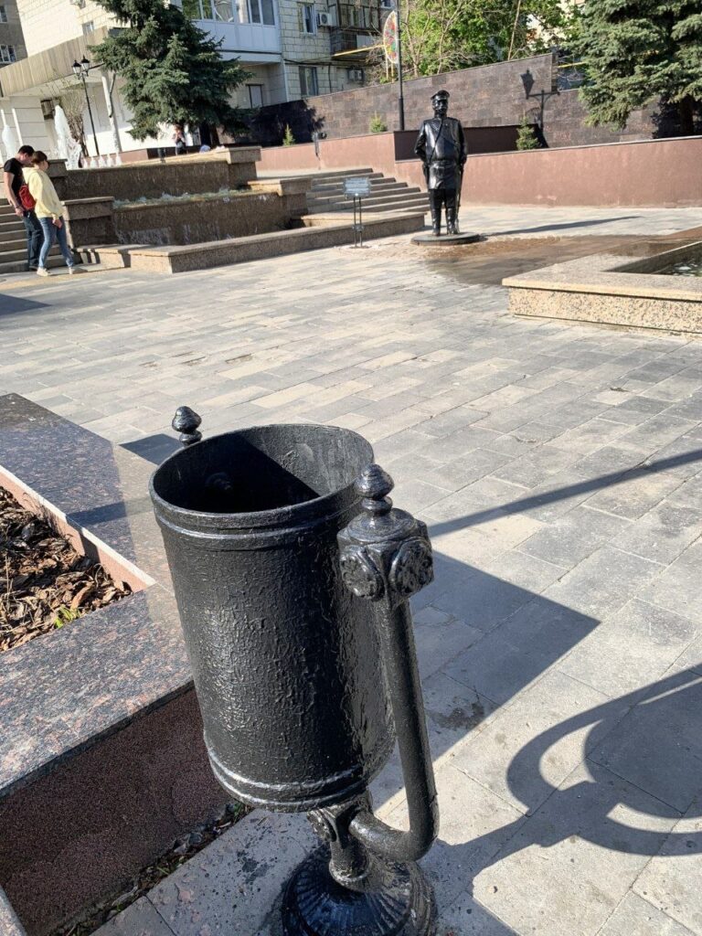 На ул.Октябрьской покрасили памятник Городовому На ул.Октябрьской покрасили памятник Городовому