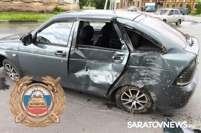 В Балакове грузовик столкнулся с легковушкой и врезался в столб: пострадал ребёнок В Балакове грузовик столкнулся с легковушкой и врезался в столб: пострадал ребёнок