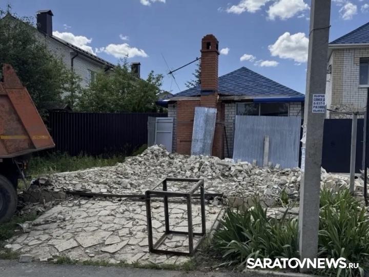 Саратовцу пришлось сносить постройку из-за штрафа в тысячу рублей Саратовцу пришлось сносить постройку из-за штрафа в тысячу рублей