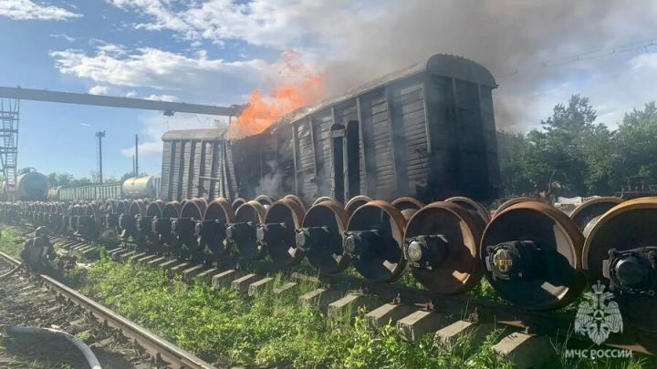 В Энгельсе горел вагон со смолами: подробности опасного пожара В Энгельсе горел вагон со смолами: подробности опасного пожара
