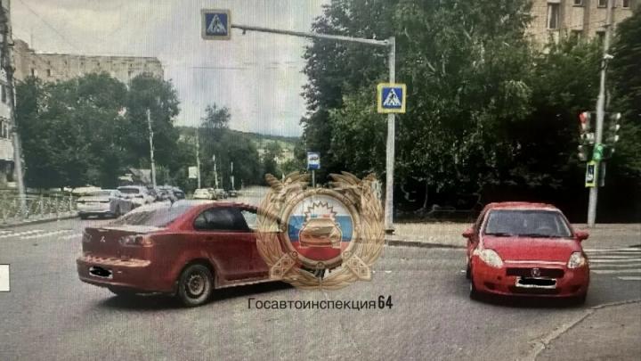 Ночью в Саратове водитель пострадал в ДТП с иномарками Ночью в Саратове водитель пострадал в ДТП с иномарками