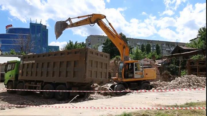 В Кировском районе начали сносить два расселённых дома В Кировском районе начали сносить два расселённых дома