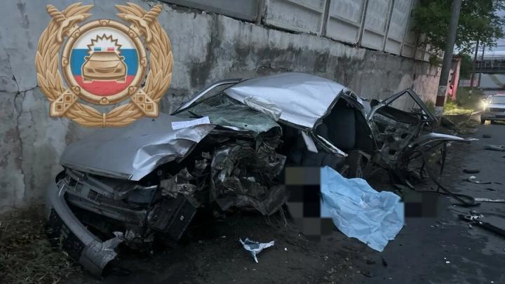 Водитель «Приоры» разбился о столб в Балакове Водитель «Приоры» разбился о столб в Балакове