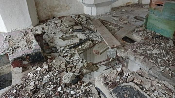 В Саратове девочка госпитализирована после падения с высоты в заброшке В Саратове девочка госпитализирована после падения с высоты в заброшке
