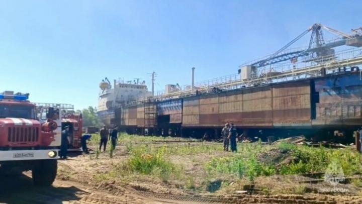 На судоремонтном заводе в Балакове горел танкер На судоремонтном заводе в Балакове горел танкер