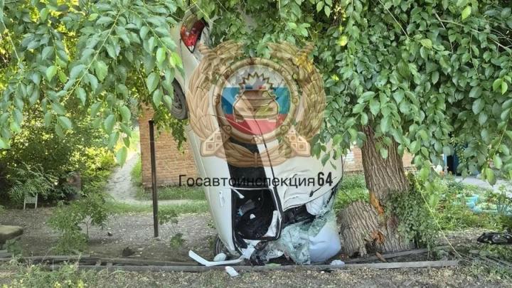 Утром в саратовском посёлке два человека разбились в «Гранте»