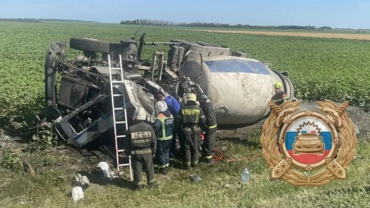 Бетономешалка перевернулась после столкновения с грузовиком в Балашовском районе Бетономешалка перевернулась после столкновения с грузовиком в Балашовском районе