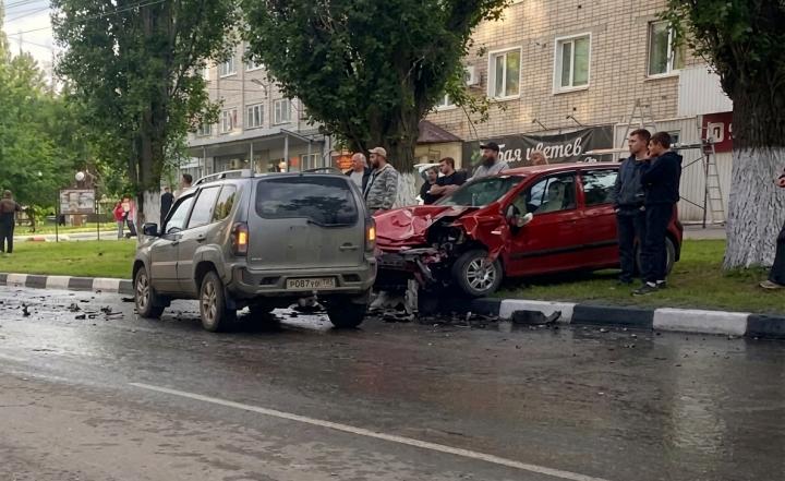 Двое в больнице: в Калининске произошло массовое ДТП с участием трех автомобилей Двое в больнице: в Калининске произошло массовое ДТП с участием трех автомобилей