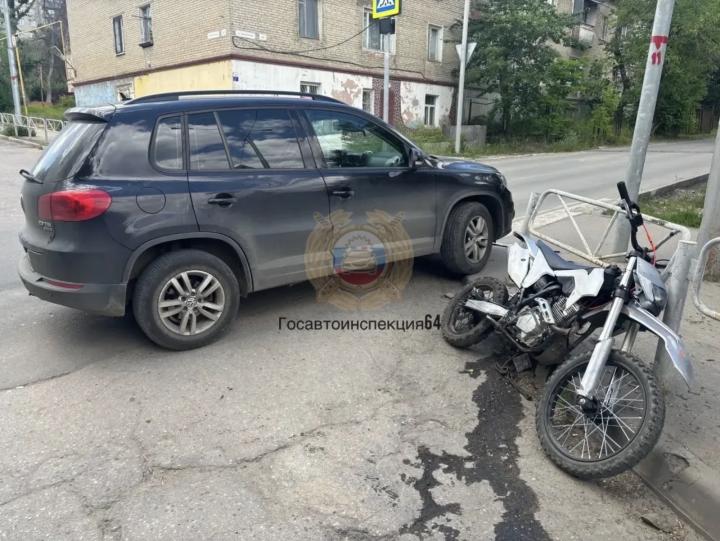 Поездка закончилась в больнице: в Саратове кроссовер Volkswagen сбил несовершеннолетнего на питбайке Поездка закончилась в больнице: в Саратове кроссовер Volkswagen сбил несовершеннолетнего на питбайке