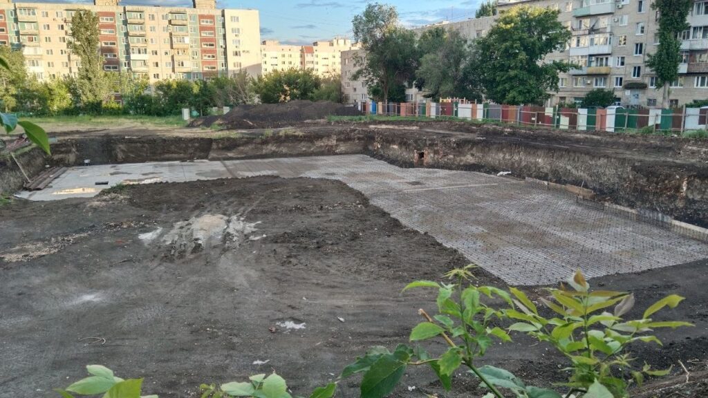 Заливается фундамент пристройки к лицею в Улешах