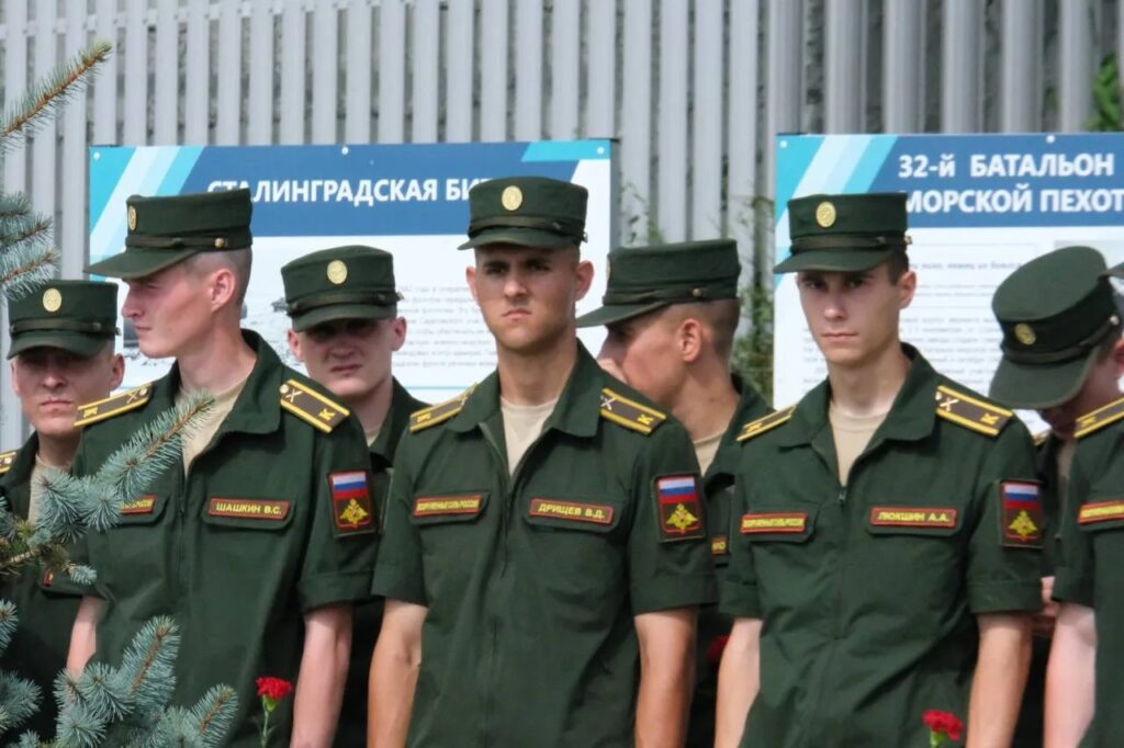 На набережной Саратова прошли торжества в честь 330-летия Военно-морского флота На набережной Саратова прошли торжества в честь 330-летия Военно-морского флота