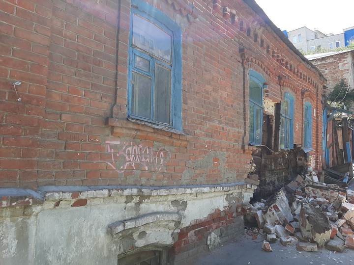 В Саратове обрушился знаменитый «волнообразный» дом В Саратове обрушился знаменитый «волнообразный» дом