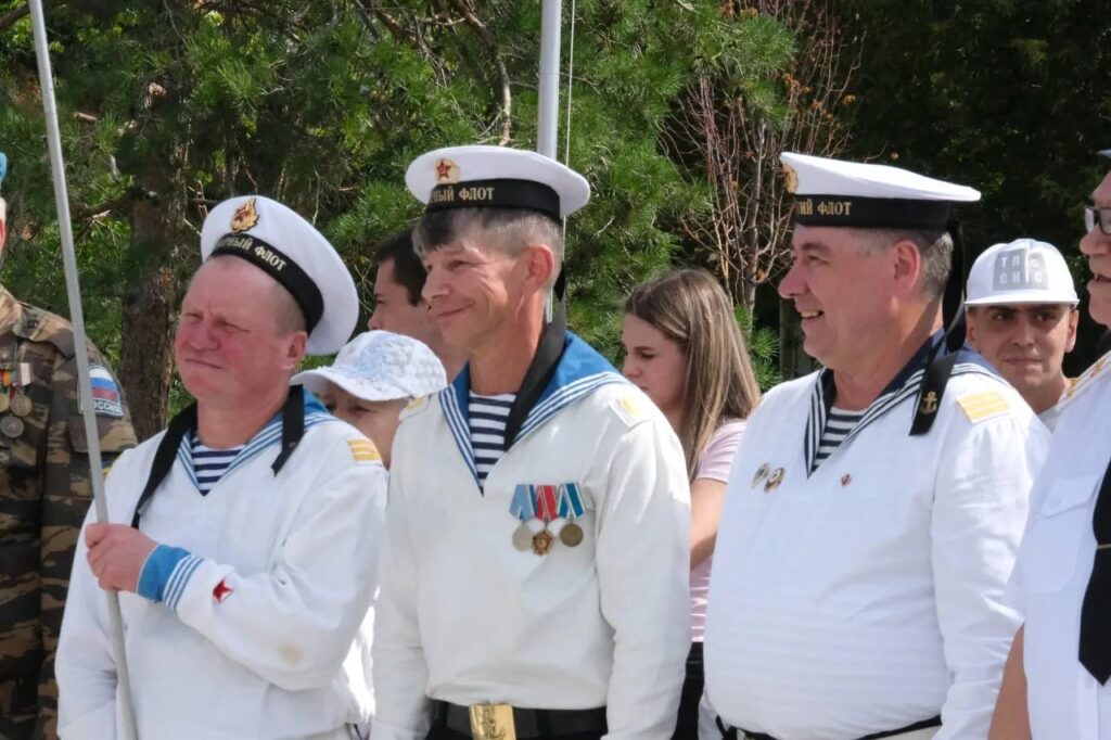 На набережной Саратова прошли торжества в честь 330-летия Военно-морского флота На набережной Саратова прошли торжества в честь 330-летия Военно-морского флота