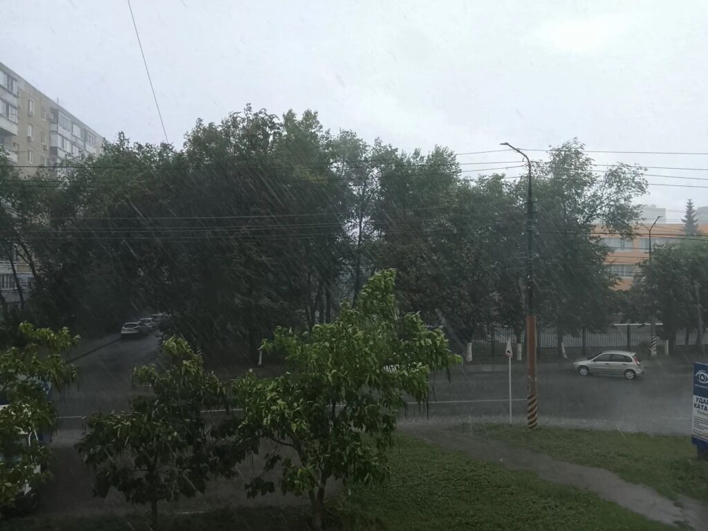 На Энгельс обрушился ураган с градом На Энгельс обрушился ураган с градом