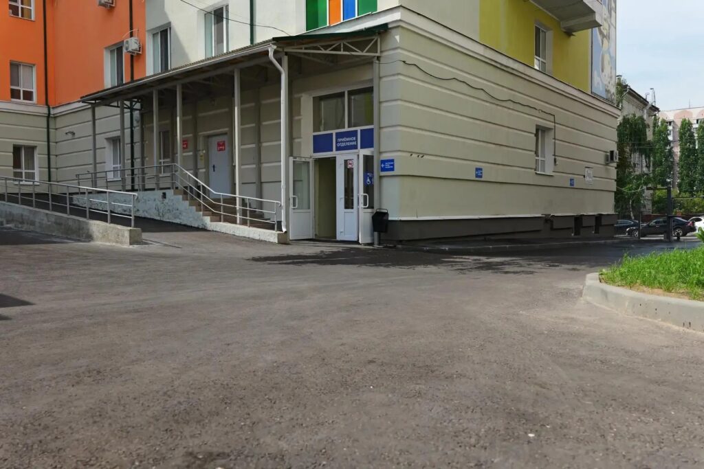 В Саратовской области завершили благоустройство дворов в 23 больницах и поликлиниках