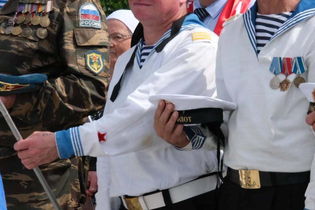 На набережной Саратова прошли торжества в честь 330-летия Военно-морского флота На набережной Саратова прошли торжества в честь 330-летия Военно-морского флота