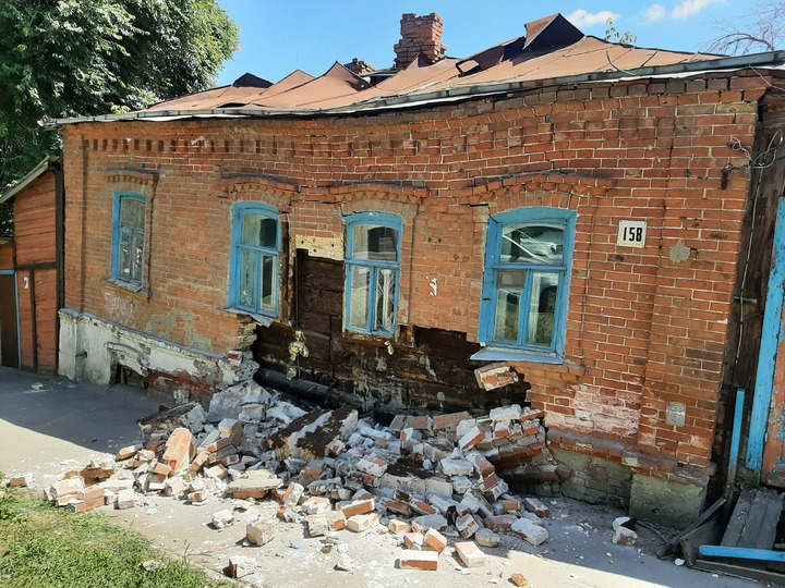 В Саратове обрушился знаменитый «волнообразный» дом В Саратове обрушился знаменитый «волнообразный» дом