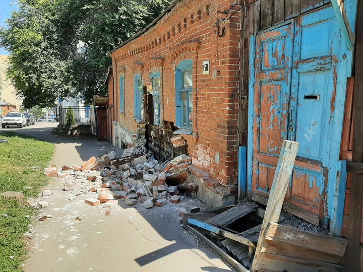 В Саратове обрушился знаменитый «волнообразный» дом В Саратове обрушился знаменитый «волнообразный» дом