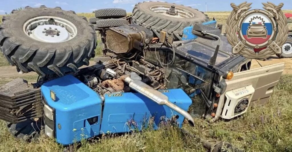 Трактор перевернулся в поле под Саратовом и насмерть раздавил водителя Трактор перевернулся в поле под Саратовом и насмерть раздавил водителя