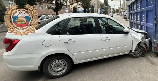 «Гранта» врезалась в мусорные контейнеры в квартале от Крытого рынка в Саратове «Гранта» врезалась в мусорные контейнеры в квартале от Крытого рынка в Саратове