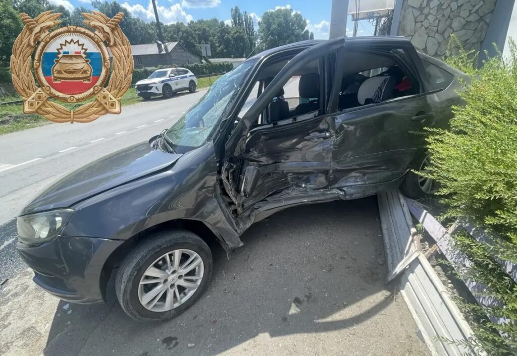 Трое разбились в дорожной аварии в Саратовской области