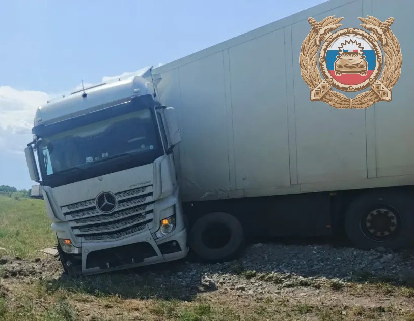 Под Саратовом у фуры свернуло кабину Под Саратовом у фуры свернуло кабину