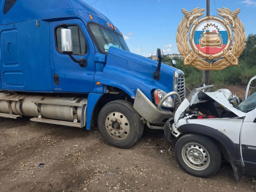 Мужчина и женщина погибли в автокатастрофе после удара о грузовик в Саратовской области