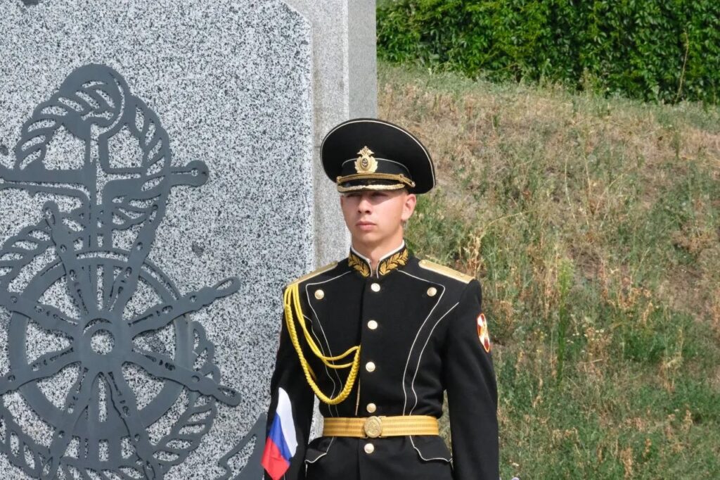 На набережной Саратова прошли торжества в честь 330-летия Военно-морского флота На набережной Саратова прошли торжества в честь 330-летия Военно-морского флота