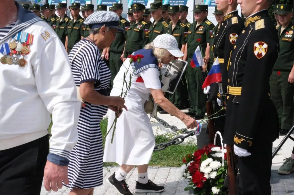 На набережной Саратова прошли торжества в честь 330-летия Военно-морского флота На набережной Саратова прошли торжества в честь 330-летия Военно-морского флота