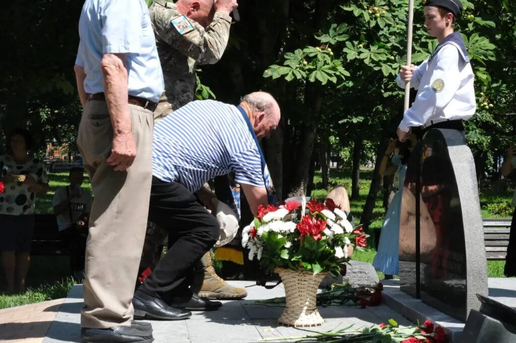 На набережной Саратова прошли торжества в честь 330-летия Военно-морского флота На набережной Саратова прошли торжества в честь 330-летия Военно-морского флота